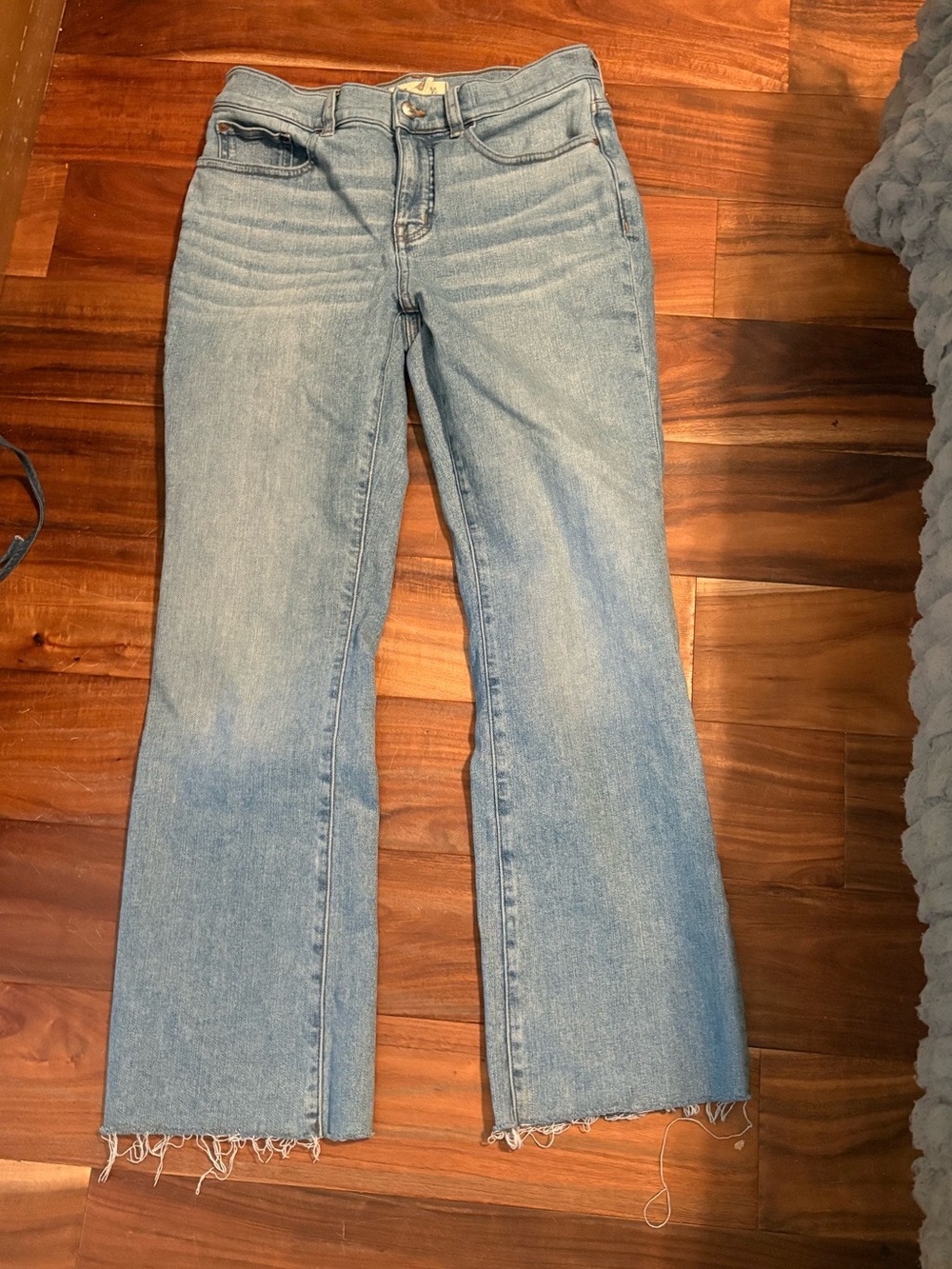 Madewell Mid-Rise Kick Out Crop Jeans Size 26 Light‎ Wash Raw Hem Flare (1256)